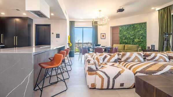 Condo, varias camas, balcón, vista al campo de golf (Las Palomas Resort Rubi 208) | Área de sala de estar | Televisión de pantalla plana de 42 pulgadas con canales digitales