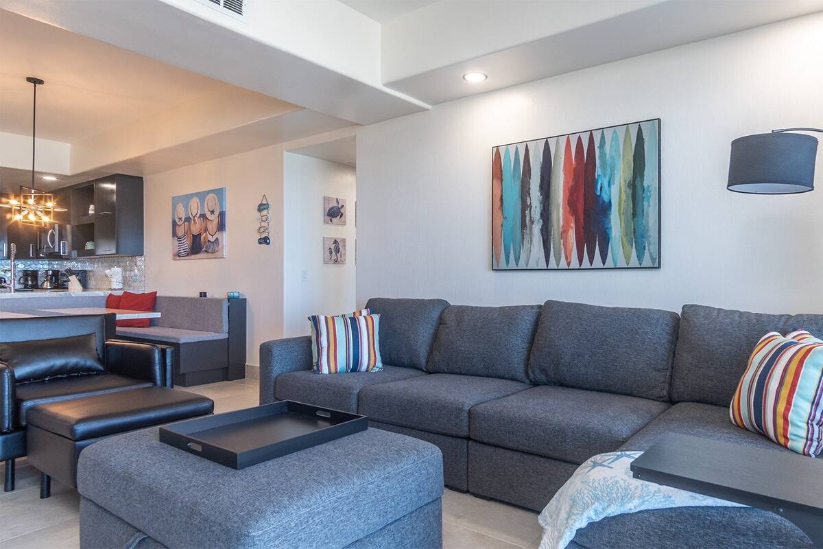 Apartment, Mehrere Betten, Balkon, Meerblick (Las Palomas Resort Opalo 407) | Wohnbereich | 42-Zoll-Flachbildfernseher mit Digitalempfang