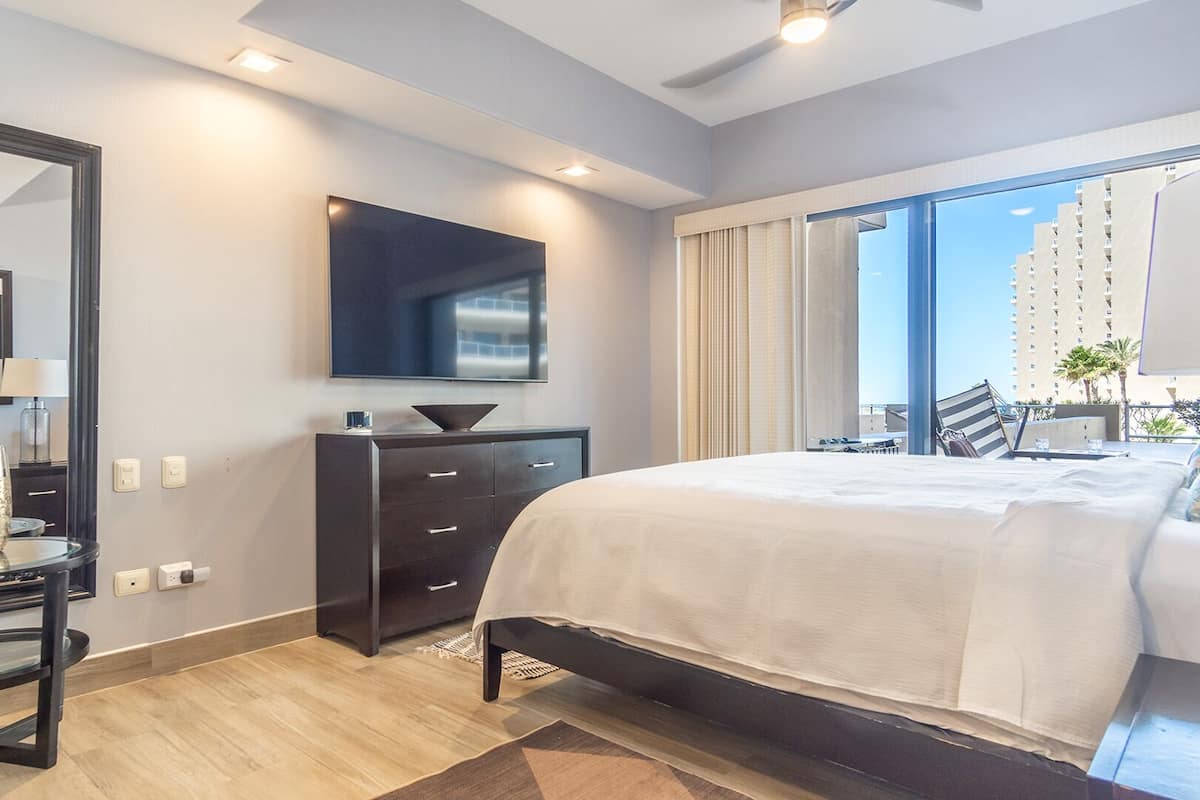 Appartement, Meerdere bedden, balkon, uitzicht op zee (Las Palomas Resort Topaz 101) | 3 slaapkamers, een strijkplank/strijkijzer, individueel gedecoreerd