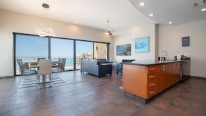 Condo, varias camas, balcón, vista al océano (Las Palomas Resort Cabrillo 1507) | Interior