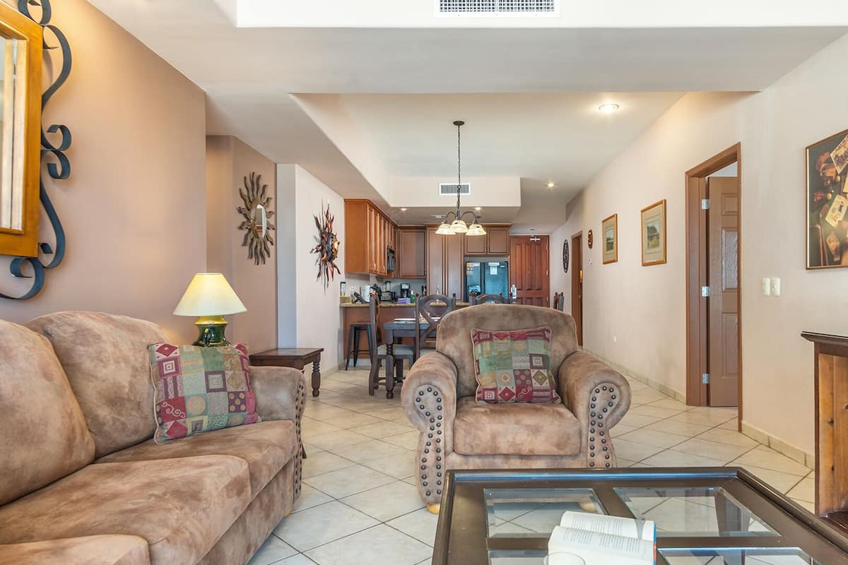 Condo, varias camas, balcón, vista al océano (Las Palomas Resort Topaz 107) | Área de sala de estar | Televisión de pantalla plana de 42 pulgadas con canales digitales