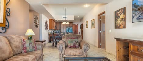 Condo, varias camas, balcón, vista al océano (Las Palomas Resort Topaz 107) | Área de sala de estar | Televisión de pantalla plana de 42 pulgadas con canales digitales