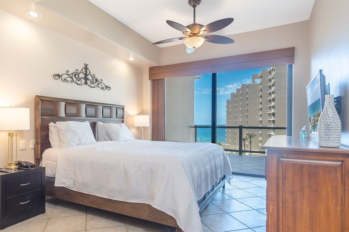 Appartement, Meerdere bedden, balkon, uitzicht op zee (Las Palomas Resort Topaz 401) | 3 slaapkamers, een strijkplank/strijkijzer, individueel gedecoreerd