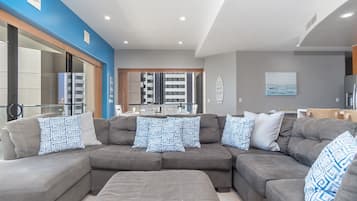 Condo, varias camas, balcón, vista al océano (Las Palomas Resort Cortez 507) | Área de sala de estar | Televisión de pantalla plana de 42 pulgadas con canales digitales