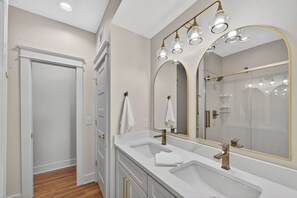 Shower, hair dryer, towels, soap - New Luxury Bayfront Cottage, Kayaks, Views, Boat-Friendly & Walk to Gulf! (Gulf Shores)