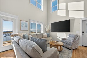 Smart TV - New Luxury Bayfront Cottage, Kayaks, Views, Boat-Friendly & Walk to Gulf! (Gulf Shores)