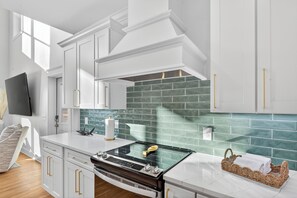 Réfrigérateur, four à micro-ondes, un four, surface de cuisson