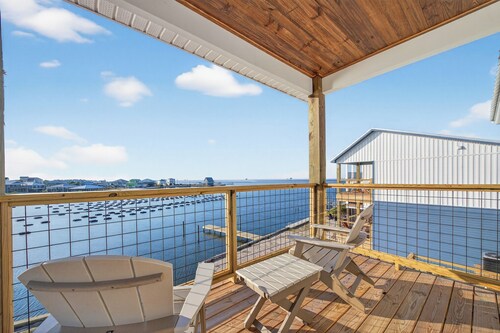 New Luxury Bayfront Cottage, Kayaks, Views, Boat-Friendly & Walk to Gulf!