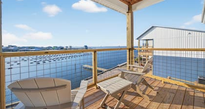New Luxury Bayfront Cottage, Kayaks, Views, Boat-Friendly & Walk to Gulf!