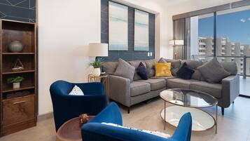Apartment, Mehrere Betten, Poolzugang (Las Palomas Resort Opalo 906) | Wohnbereich | 42-Zoll-Flachbildfernseher mit Digitalempfang