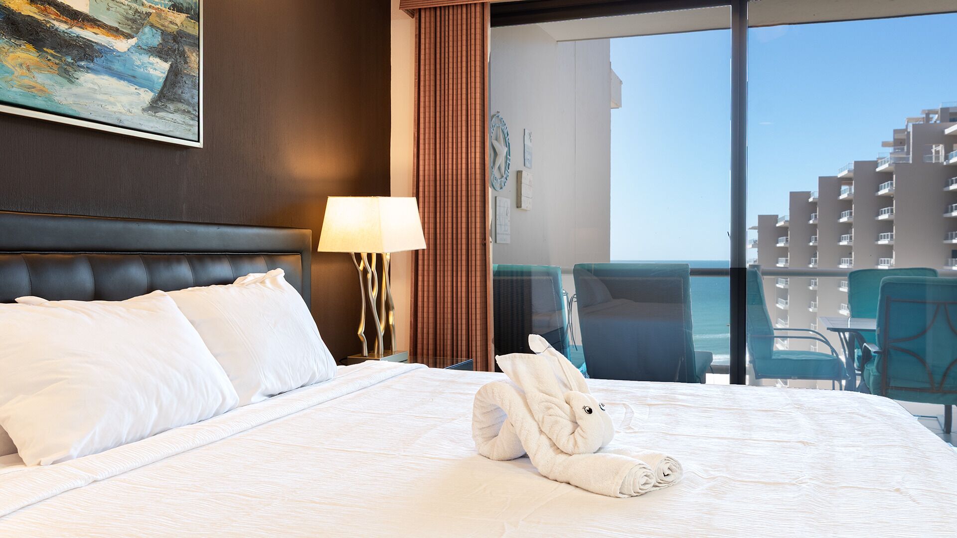 Apartment, Mehrere Betten, Balkon (Las Palomas Resort Topaz 705) | 4 Schlafzimmer, individuell dekoriert, individuell eingerichtet