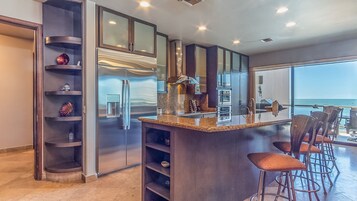 Condo, várias camas, sacada, vista para o oceano (Las Palomas Resort Coronado 1501) | Cozinha privada | Cafeteira/chaleira