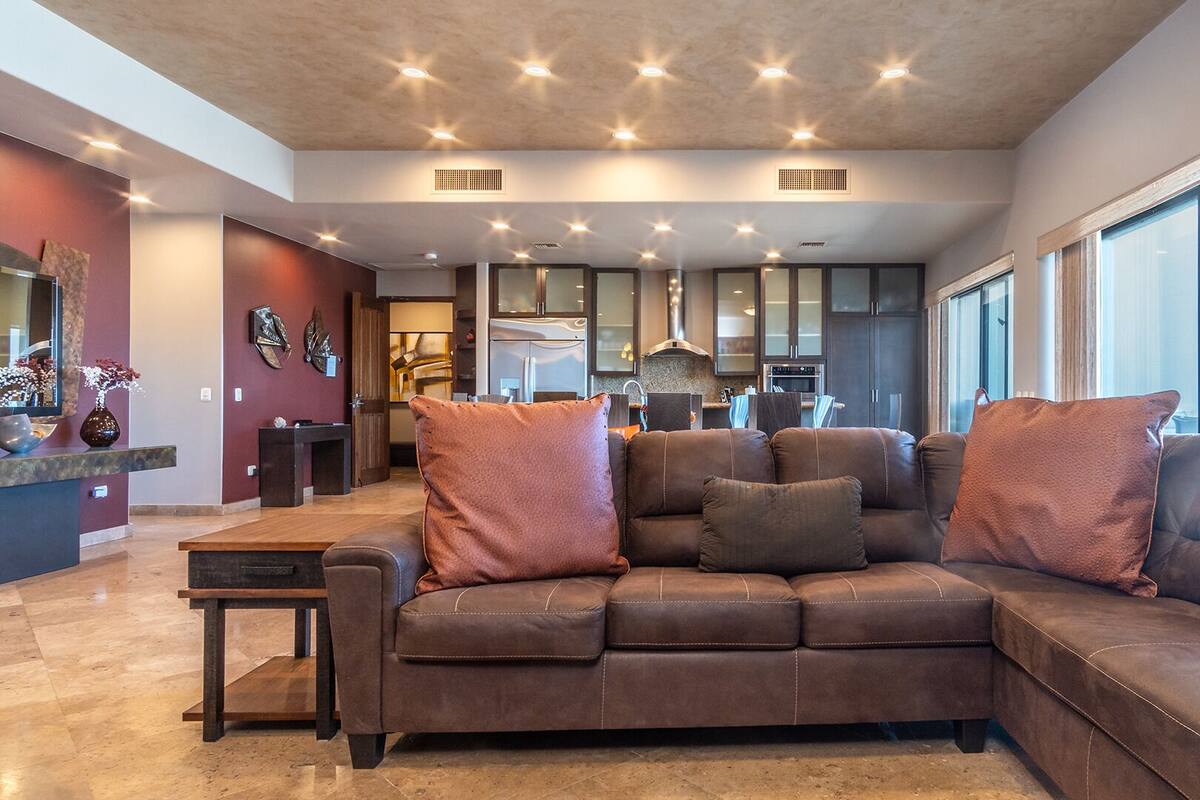 Condo, nhiều giường, ban công, quang cảnh biển (Las Palomas Resort Coronado 1501) | Khu phòng khách | TV màn hình phẳng 42-inch có truyền hình kỹ thuật số