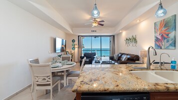 Condo, 1 cama King e sofá-cama, sacada (Las Palomas Resort Rubi 707) | Área de estar | TV de tela plana 42 polegadas com canais digitais