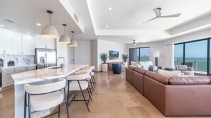 Condo, Plusieurs lits, balcon, vue sur l’océan (Las Palomas Resort Coronado 508) | Aire de séjour | Téléviseur à écran plat de 42 po avec télévision numérique