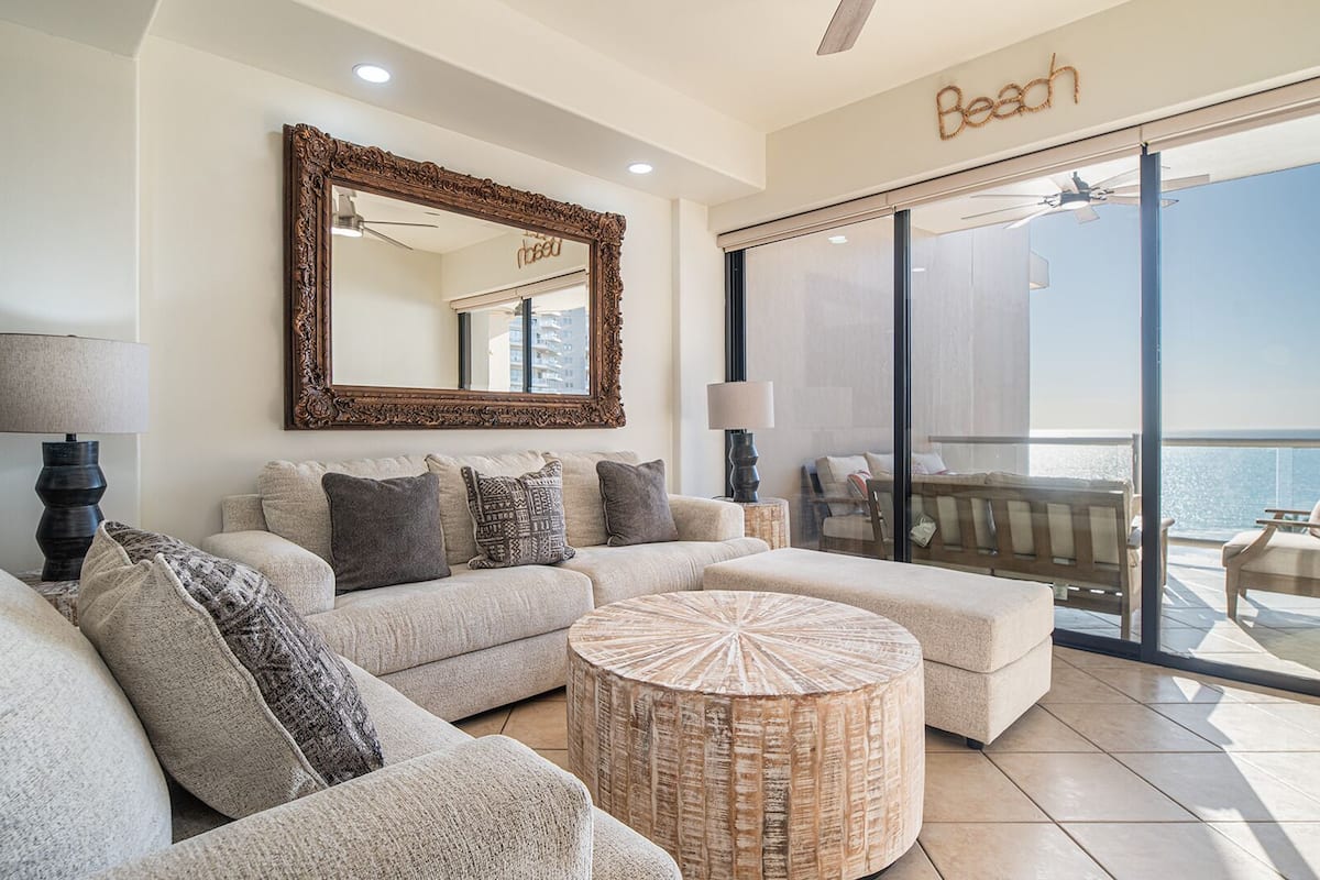 Condo, Plusieurs lits, balcon (Las Palomas Resort Diamante 602) | Aire de séjour | Téléviseur à écran plat de 42 po avec télévision numérique
