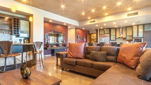 Condo, Plusieurs lits, balcon, vue sur l’océan (Las Palomas Resort Coronado 1501) | Aire de séjour | Téléviseur à écran plat de 42 po avec télévision numérique