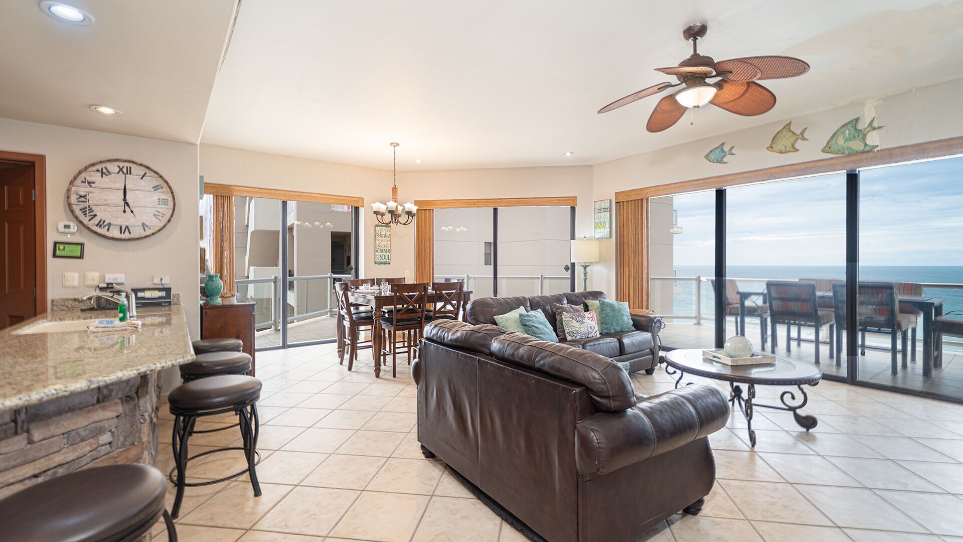 Appart'hôtel, plusieurs lits, balcon (Las Palomas Resort Topaz 808) | Coin séjour | Télévision à écran plat de 42 pouces avec chaînes numériques