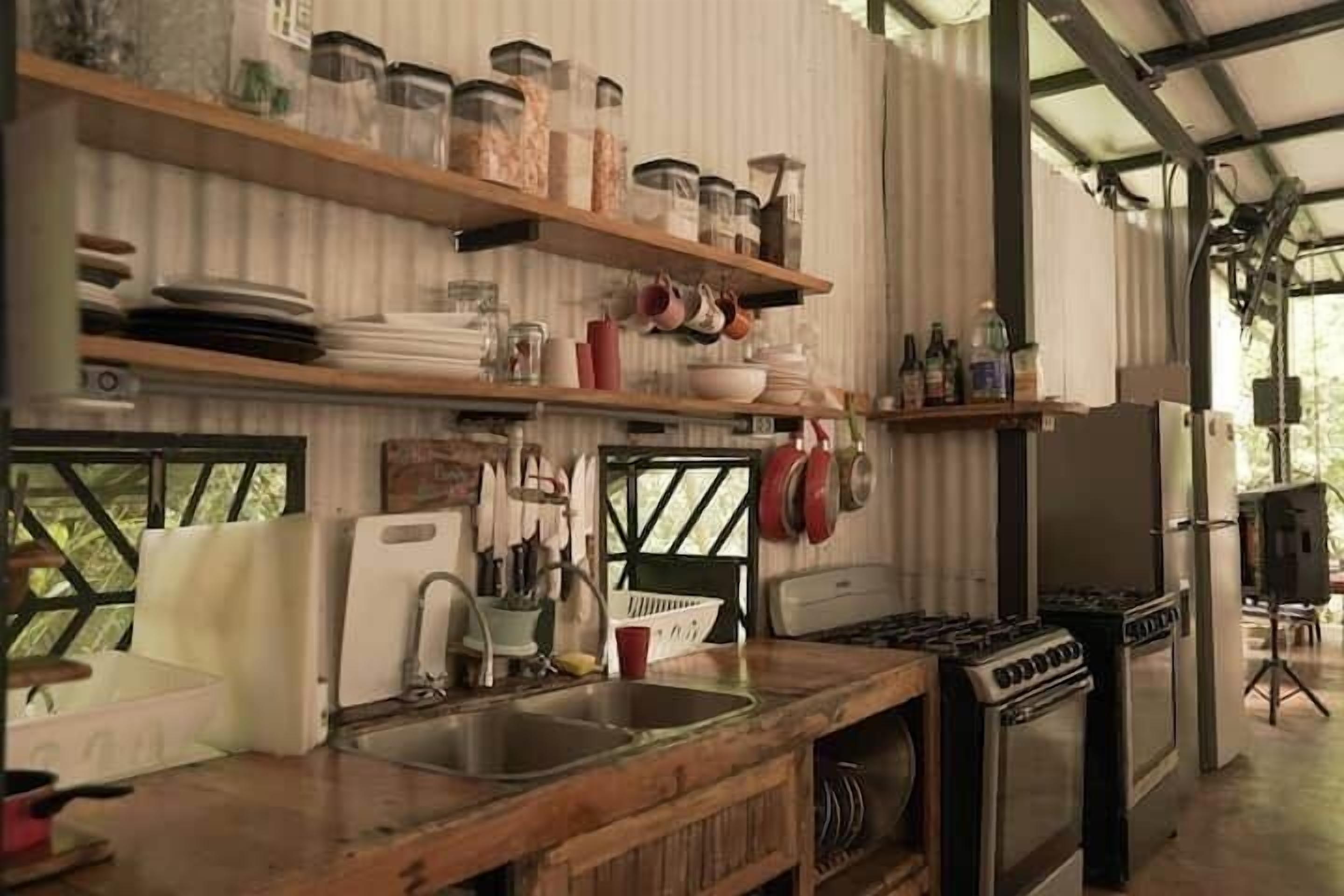 Réfrigérateur, four, plaque de cuisson, chaise haute