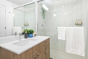 Douche, séchoir à cheveux, serviettes fournies, savon