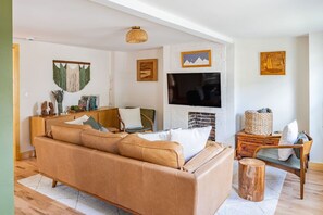 TV, books, stereo - Village Retreat • Hot Tub & Views (Saugerties)