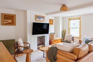 Televisión y chimenea 