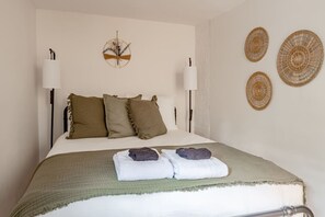 Desk, iron/ironing board, WiFi, bed sheets