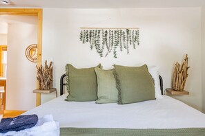 Desk, iron/ironing board, travel cot, WiFi - Village Retreat • Hot Tub & Views (Saugerties)
