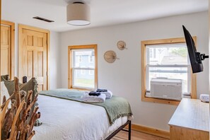 2 bedrooms, iron/ironing board, internet, bed sheets