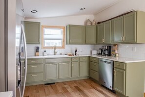 Jääkaappi, mikroaaltouuni, uuni, liesi