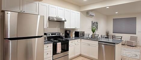 Microondas, horno, parrilla de estufa y lavavajillas