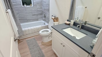 Regadera, secadora de cabello, toallas, jabón