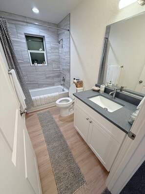 シャワー、ヘアドライヤー、タオル、石鹸