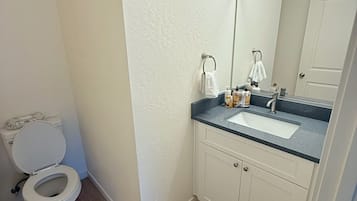 Regadera, secadora de cabello, toallas, jabón