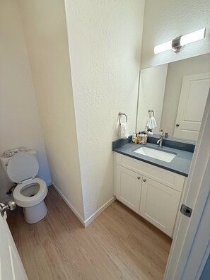 Regadera, secadora de cabello, toallas, jabón