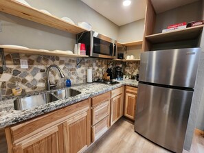 Kjøleskap, mikrobølgeovn, kokeplater og brødrister