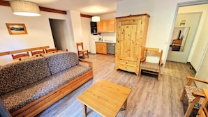 Living area - Apartment on Bettets Slope Near Cable Car (Modane)