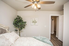 Bügeleisen/Bügelbrett, kostenloses WLAN, Bettwäsche