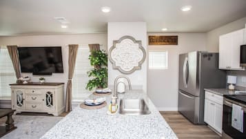 冰箱、微波炉、烤箱、炉灶