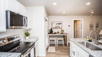 Réfrigérateur, micro-ondes, four, plaque de cuisson