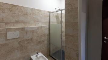 Dusche, Haartrockner, Bidet, Handtücher