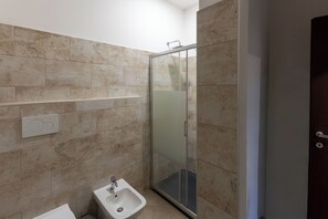 Dusche, Haartrockner, Bidet, Handtücher