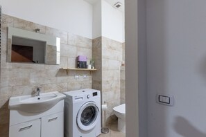 Dusche, Haartrockner, Bidet, Handtücher