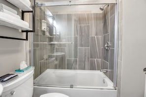 Haartrockner, Handtücher, Seife, Toilettenpapier