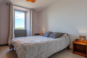 4 bedrooms, iron/ironing board, WiFi, bed sheets