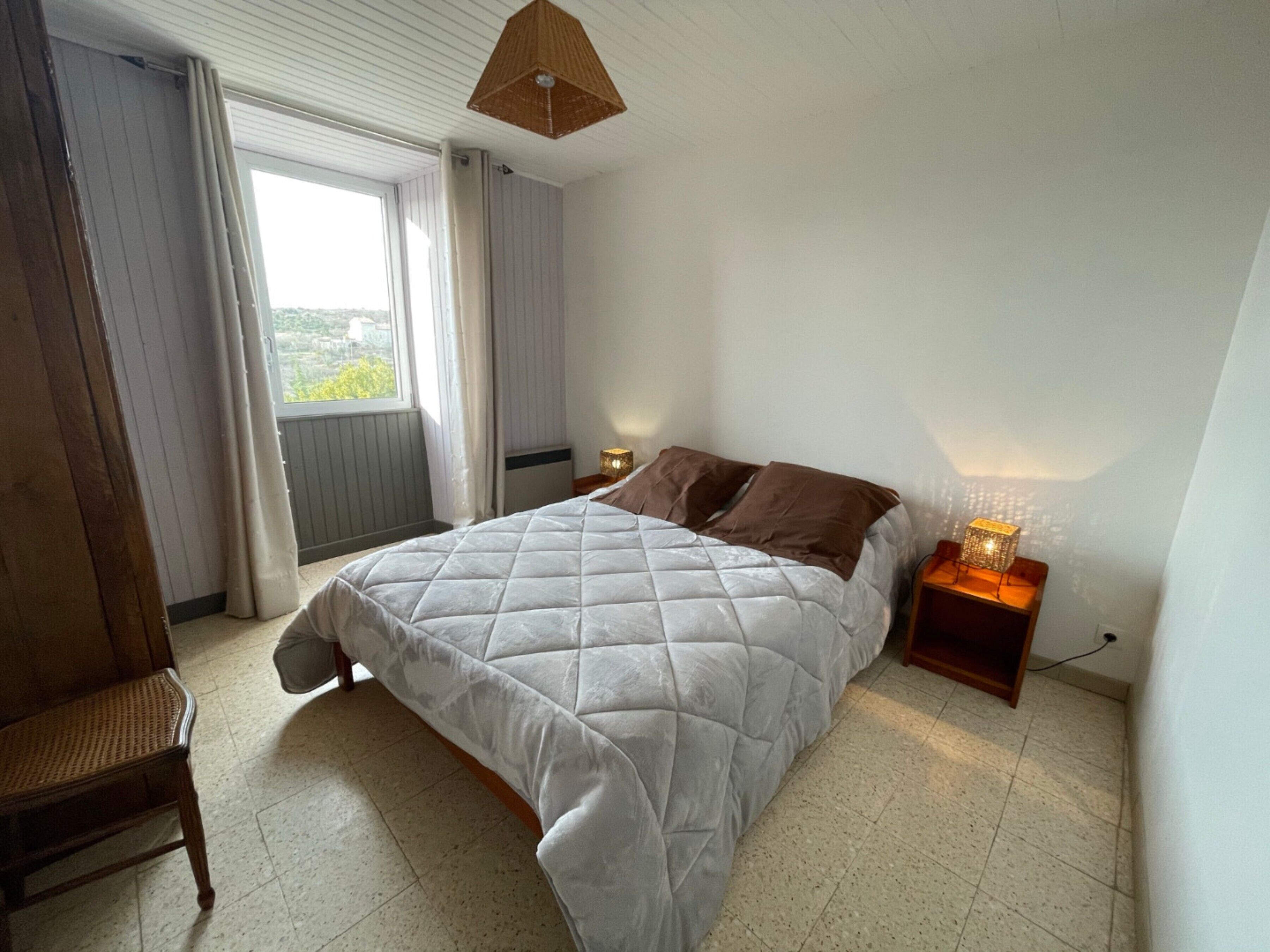 Tabla de planchar con plancha, wifi y ropa de cama 