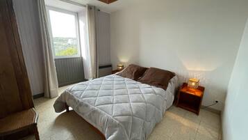 Tabla de planchar con plancha, wifi y ropa de cama