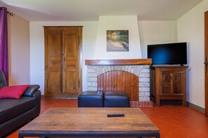 Televisie, een open haard en een tafeltennistafel