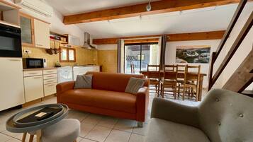 Fernseher, Kamin, Tischtennisplatte