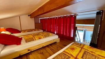 Tabla de planchar con plancha, wifi y ropa de cama